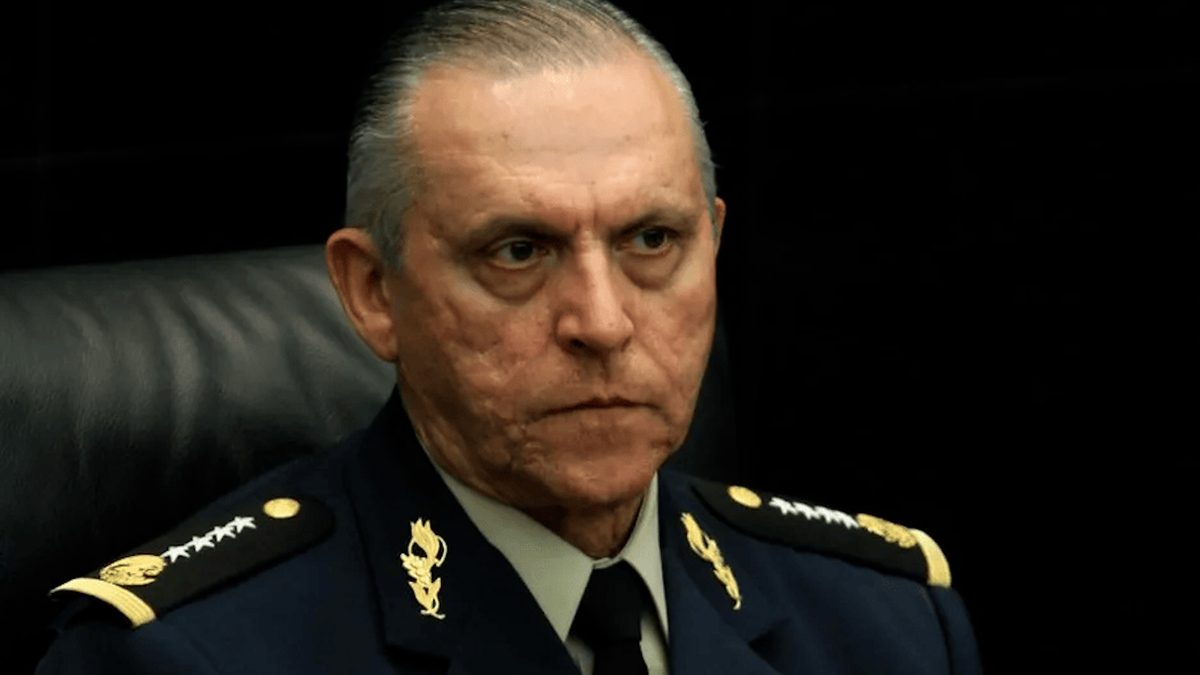 AMLO entrega presea a Enrique Cervantes y Salvador Cienfuegos, ex titulares de Sedena