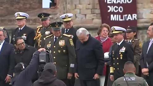 AMLO entrega presea a Salvador Cienfuegos y Enrique Cervantes