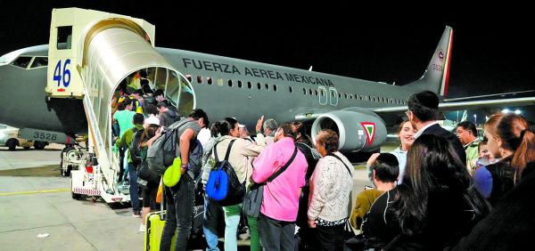 Connacionales abordan primer avión de la Fuerza Aérea en Tel Aviv. ESPECIAL