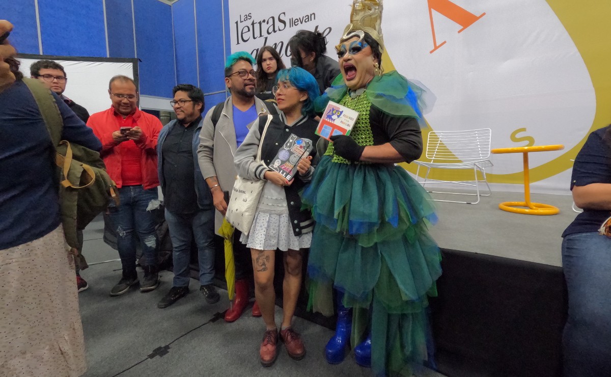 La drag fue recibida entre aplausos, fotos y preguntas de algunas personas. (Foto: Especial)