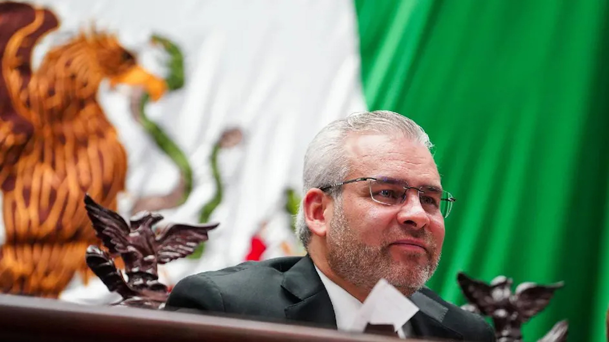Gobernador de Michoacán hace comentario irónico sobre guerra en Israel; le exigen disculpa pública