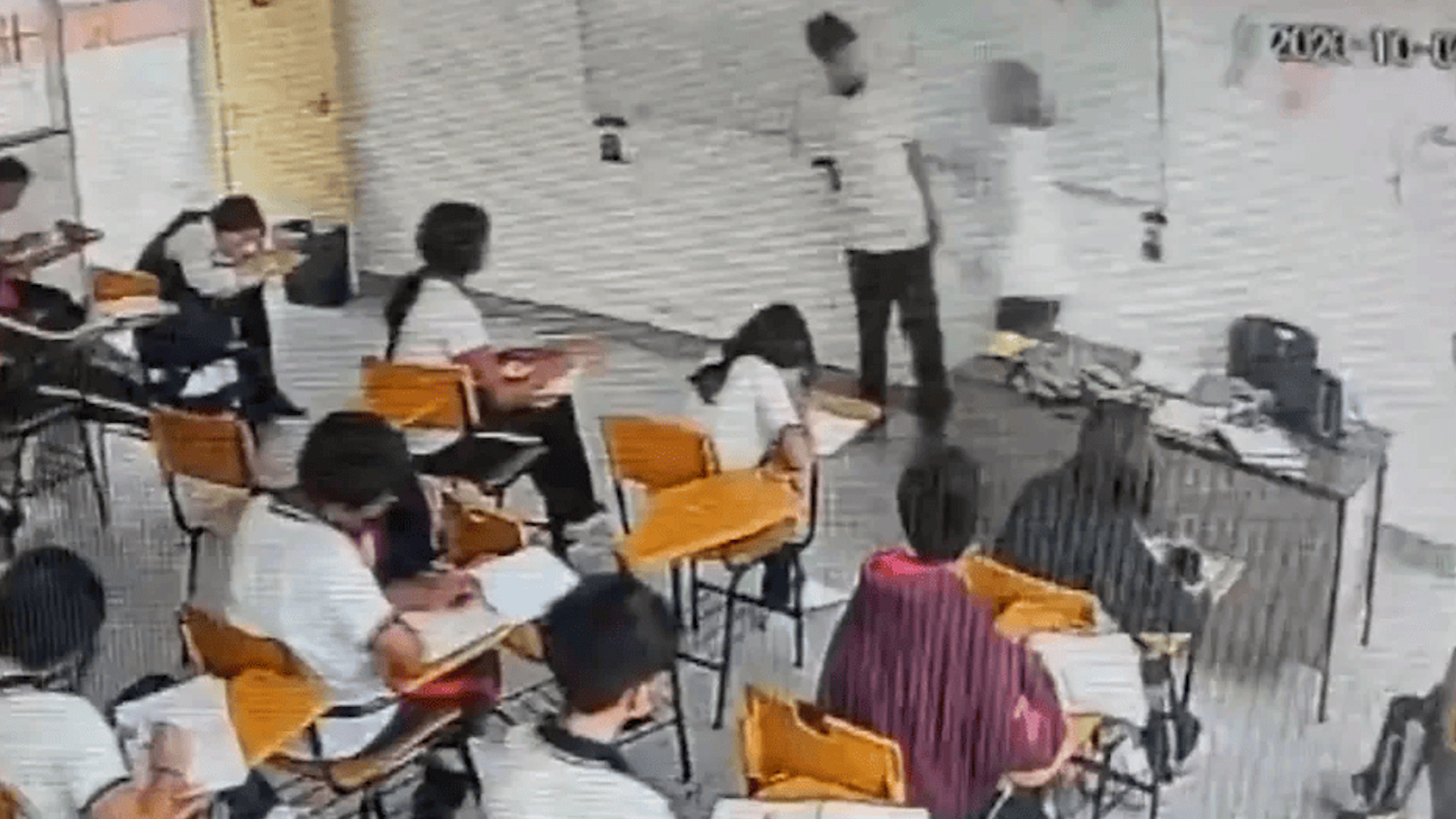 Menor que apuñaló a maestra en Coahuila es vinculado a proceso; le dan libertad condicional