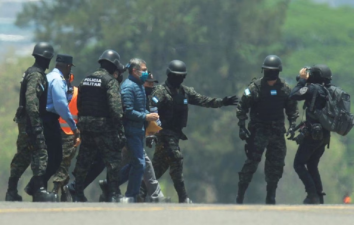 Ex presidente hondureño Orlando Hernández extraditado hacia Estados Unidos (Reuters)