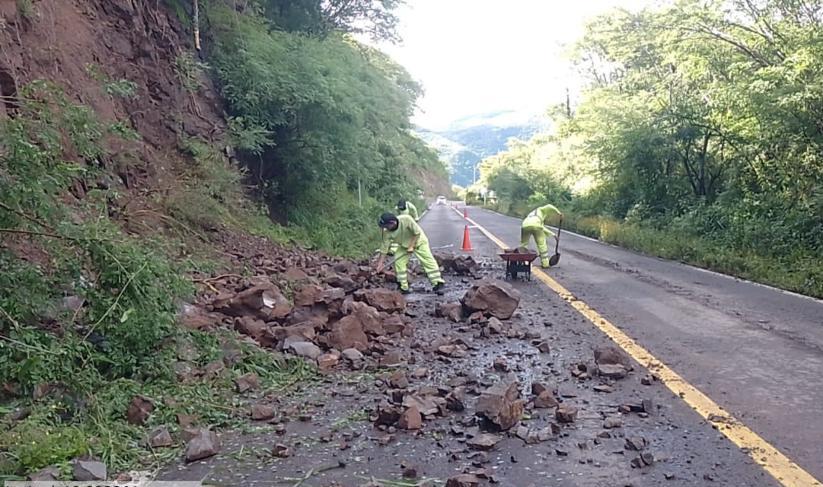 Realizan limpieza en las carreteras afectadas. (Cortesía)