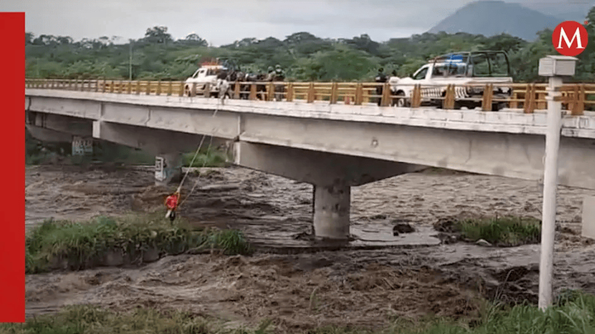 Rescatan a jóvenes atrapados en río de Mapastepec, Chiapas