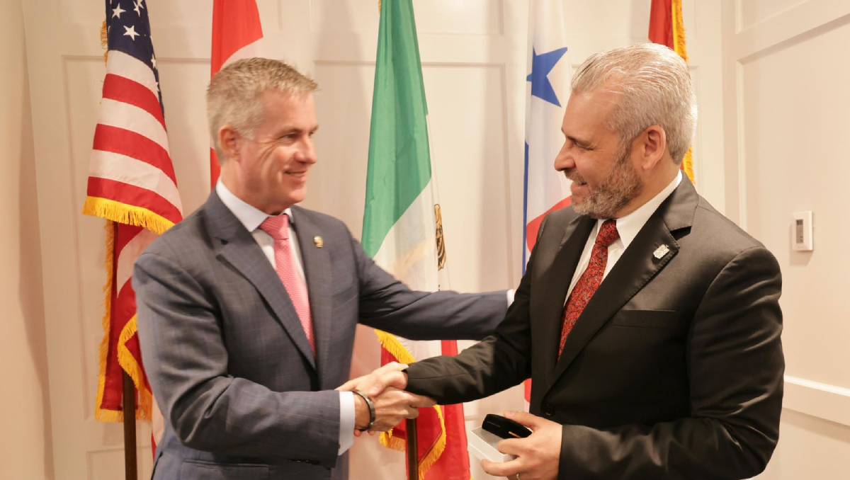Alfredo Ramírez Bedolla, y el presidente de CPKC, Keith E. Creel | Especial