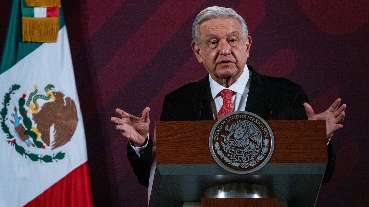 AMLO se lanza contra Karla Quintana; "Hay gente íntegra que puede sustituirla"