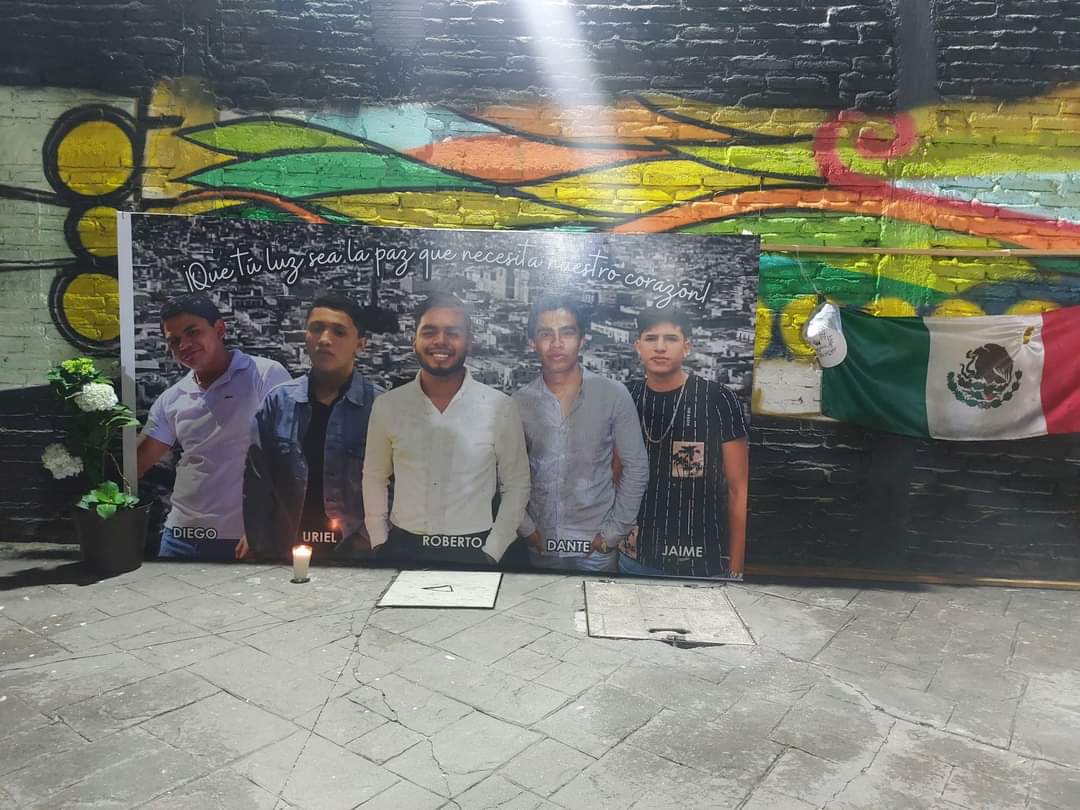 Colocan manta con rostros de jóvenes desaparecidos en Lagos de Moreno (Juan Carlos Munguía)