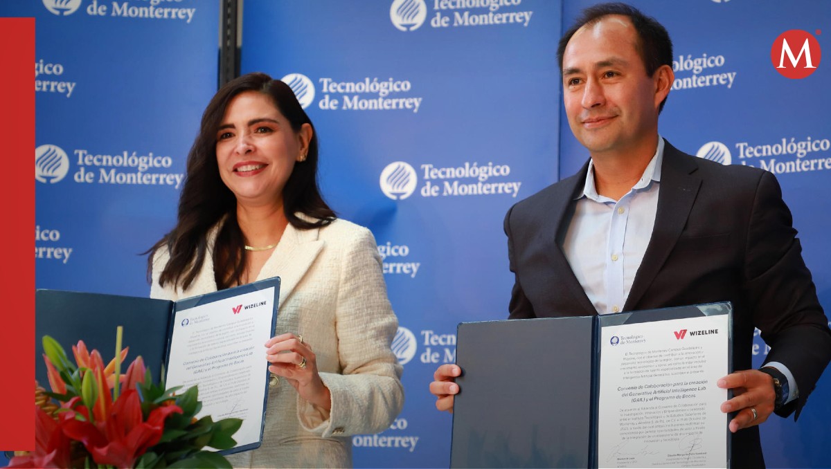 El fundador y director general de Wizeline, Bismarck Lepe, acompañado de la vicepresidenta región occidente del TEC de Monterrey | EFE