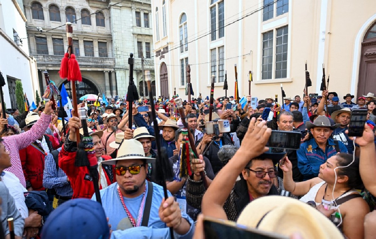 Indígenas de Guatemala pidiendo la renuncia de Consuelo Porras frente a la Casa Presidencial (AFP)