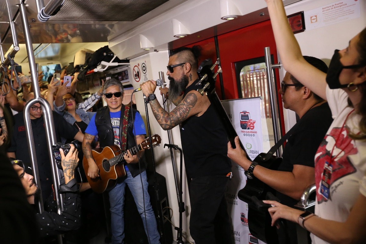 Los integrantes de la banda convivieron con sus fans en el transporte público. / Octavio Hoyos