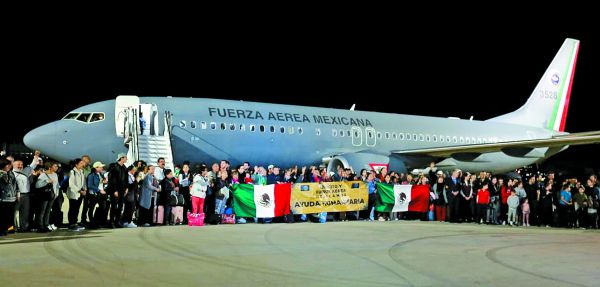 Llegada de paisanos al AIFA. O. Hoyos