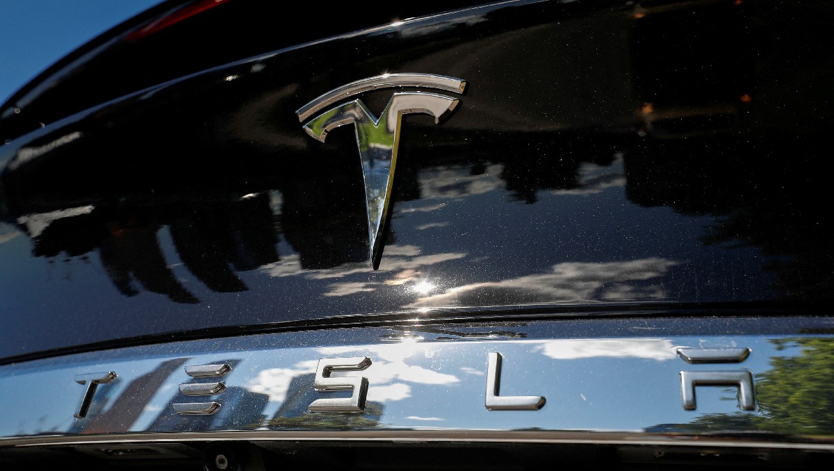 Logo de Tesla en el maletero trasero de un Model X. | Reuters