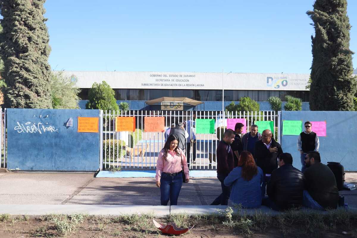 Maestros cerraron las puertas con candados para impedir el paso al personal. (Rolando Riestra)