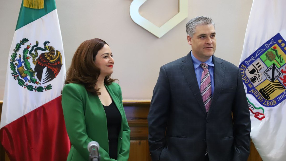 Mariela Saldívar, titular de Cemer, e Iván Rivas, secretario de Economía estatal. Foto: Especial
