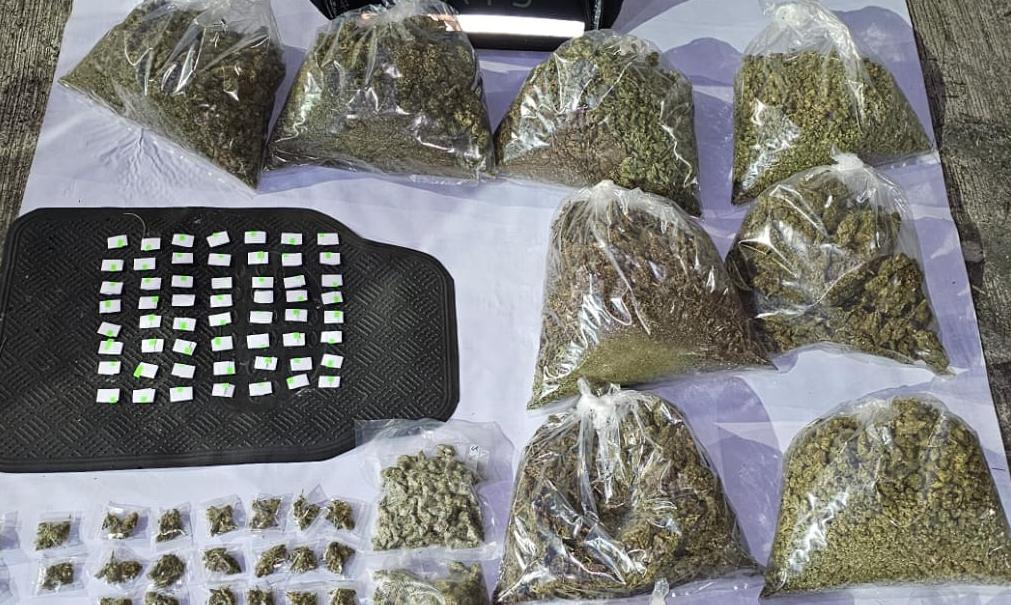 Los policías les hallaron mariguana, cocaína y dinero. | Especial