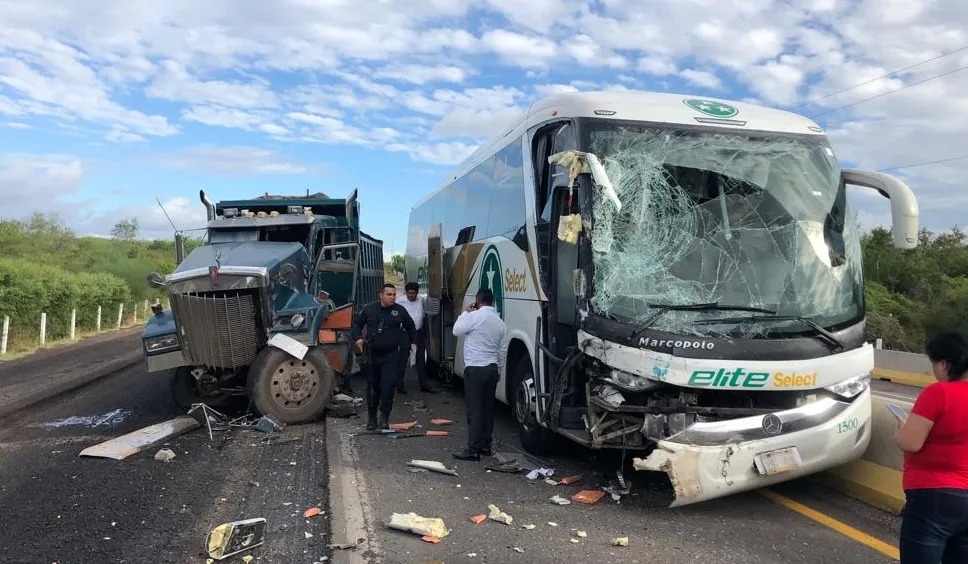 No se reportaron heridos tras el accidente, que fue atendido por elementos de la Guardia Nacional (Raeb Morales)