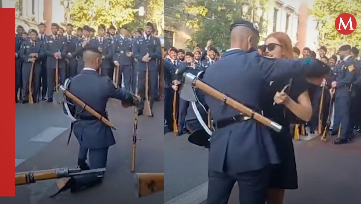 Soldado pide matrimonio a su novia en un desfile | Captura