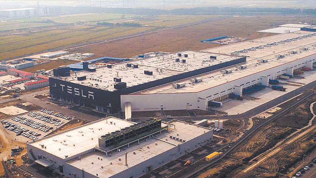 La armadora de China es denominada Gigafactory 3; produce baterías de litio y los autos modelos 3 e Y . Fotos: Especial