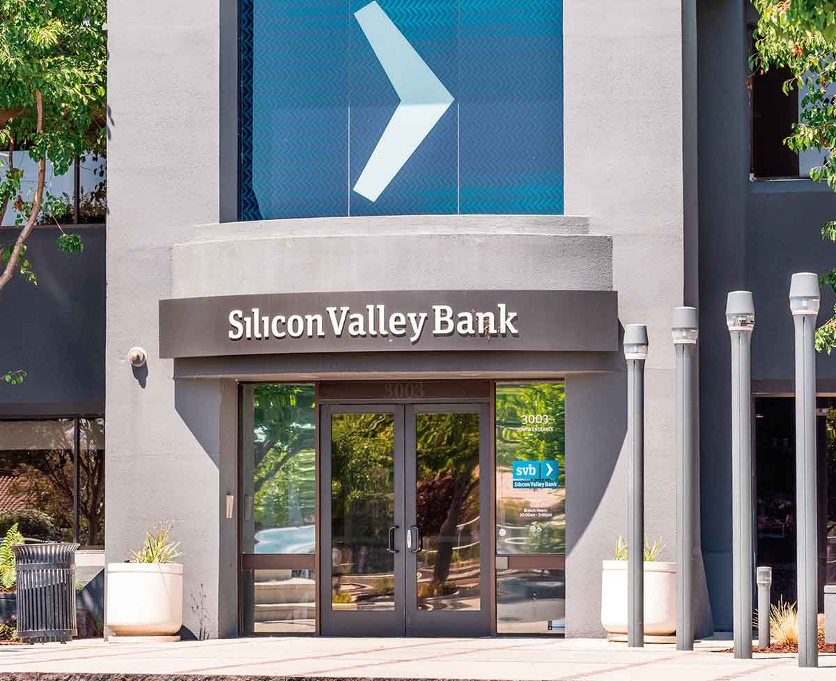 Los bancos pequeños perdieron 120,000 mdd en depósitos durante la quiebra de SVB. Foto: Shutterstock.
