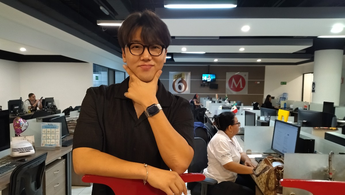 Beto Kang, influencer coreano, visitó la redacción de MILENIO-Multimedios. (Víctor Durán)