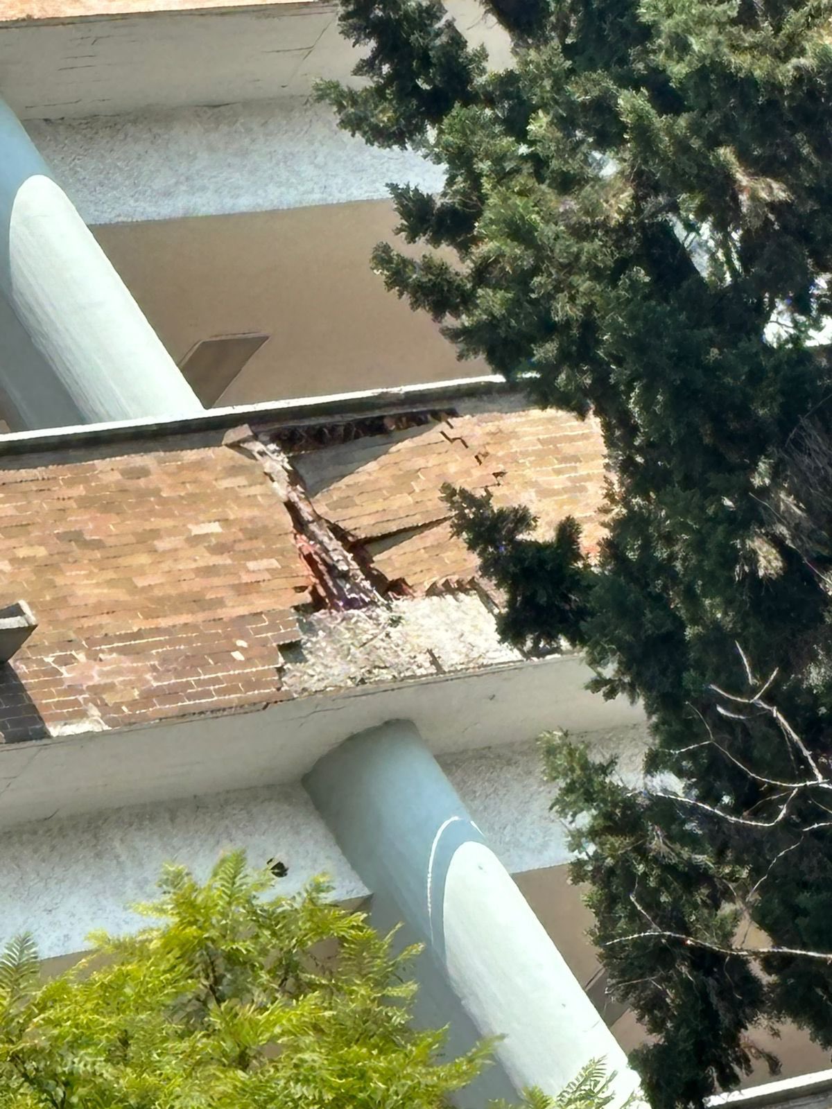Cae fachada de edificio de Facultad de Medicina de la UNAM