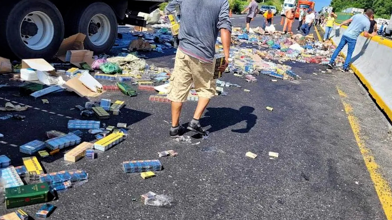 Conductor queda prensado luego de choque de tráilers en Veracruz; comenzó la rapiña