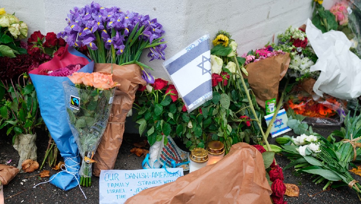 Flores colocadas para las vícimas de la guerra| EFE