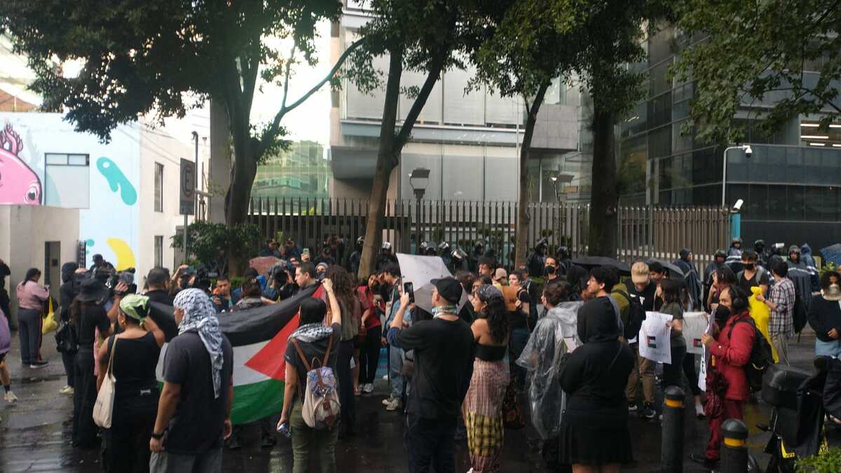 Protesta frente a la oficina comercial de Israel en México
