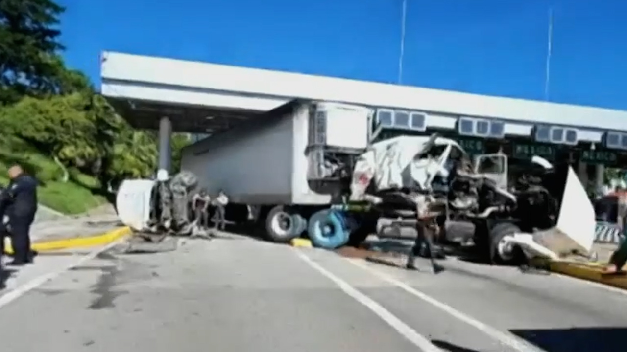 Tráiler se queda sin frenos y choca con caseta en Autopista del Sol, en Guerrero