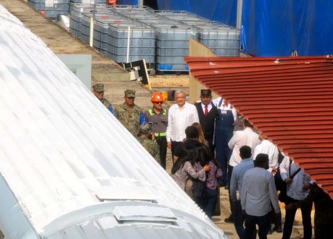 AMLO iba acompañado de funcionarios federales y representantes de la Semar. (Especial)