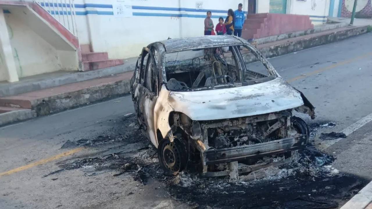 Hombres realizan un ataque armado y queman vehículos a habitantes de Oxchuc, Chiapas