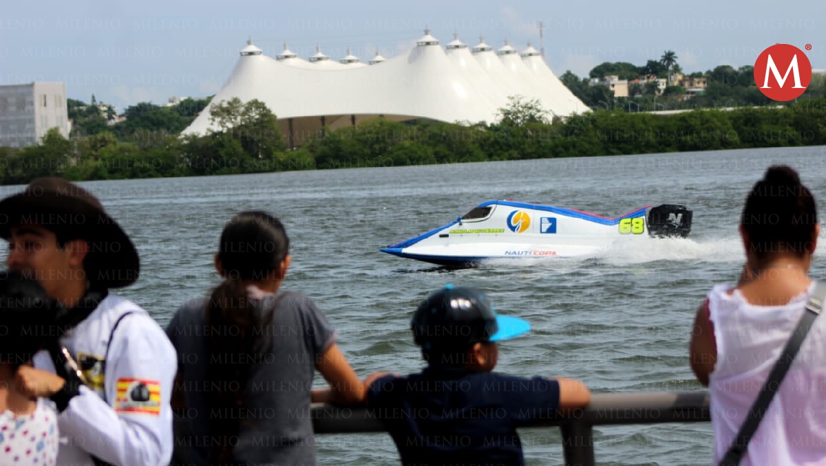 Lancha de Motonáutica causa expectación en laguna del Carpintero de Tampico. (Sergio Sánchez)