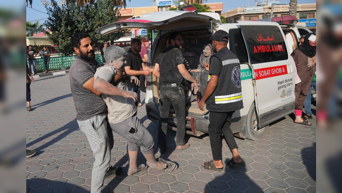 Palestinos heridos por ataques aéreos israelíes en la Franja de Gaza son trasladados al hospital al-Aqsa de la ciudad de Deir el-Balah