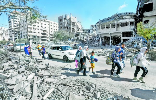 Palestinos huyen hacia el sur del territorio.EFE