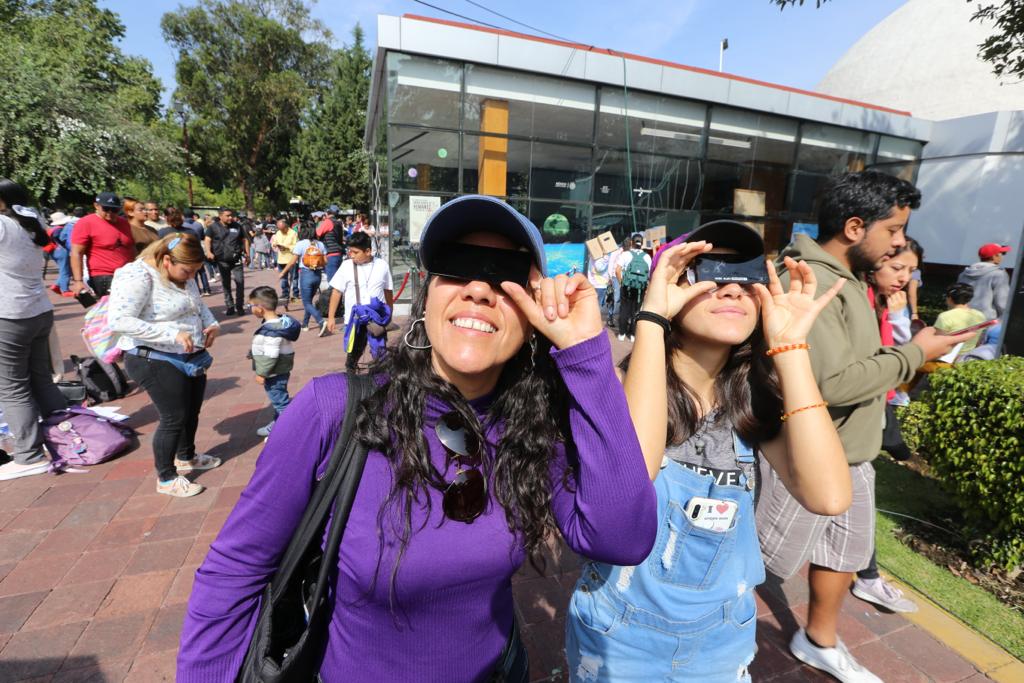 Personas viendo eclips solar en Ciuad de México (Foto: Jorge Carballo)