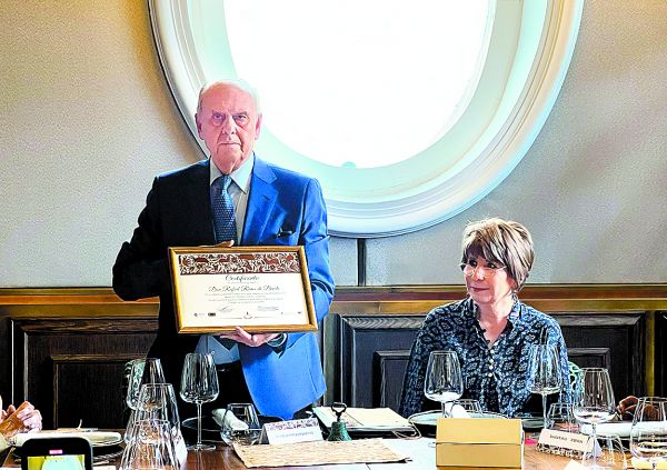 Rafael Rivas de Benito recibiendo el reconocimiento con Rosa María Rojas. José Antonio López