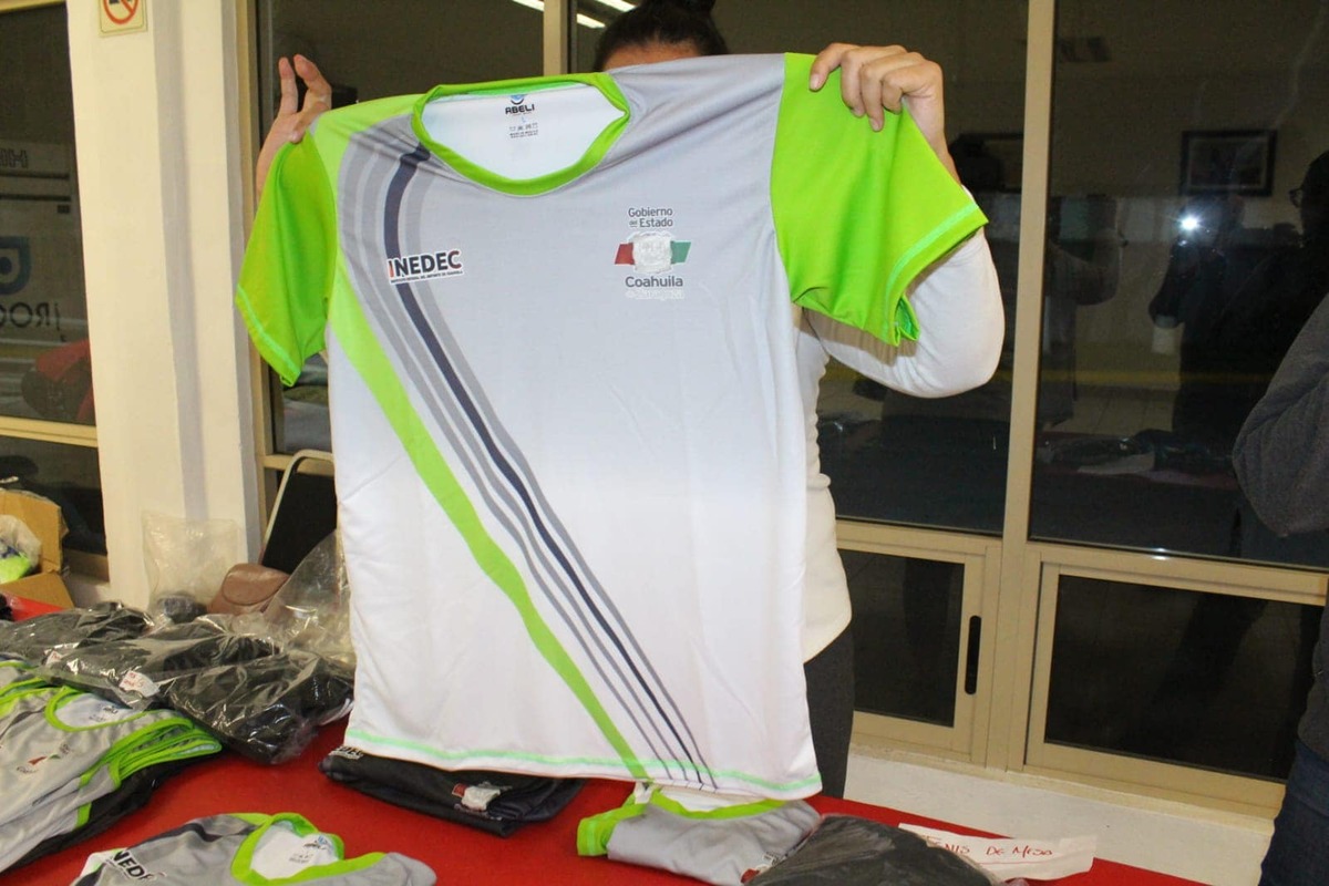 Alina Garza Herrera, directora general del Inedec, entregó los uniformes de concentración y competencia a la delegación de Coahuila.