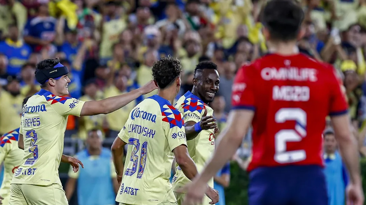 Ni en amistosos Chivas puede con América; Quiñones brilla en triunfo de las Águilas