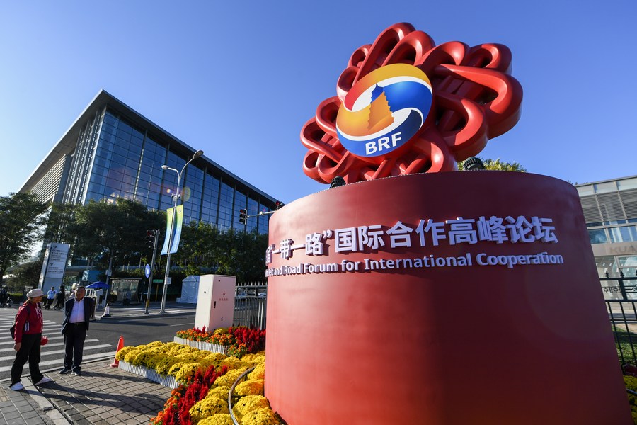 Decoración floral para el tercer foro, cerca del Centro Nacional de Convenciones de China, en Beijin. (Xinhua/Ju Huanzong)