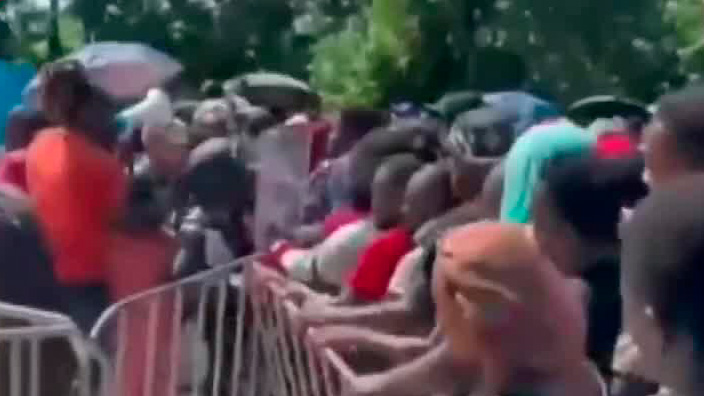 Un grupo de migrantes rompe un cerco de seguridad en las oficinas de la Comar