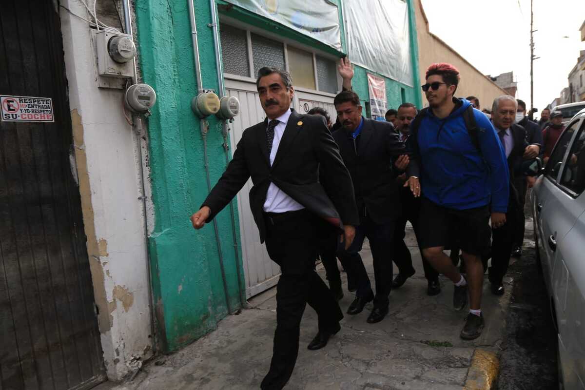 El rector Octavio  Castillo fue perseguido por estudiantes y tuvo que escapar en taxi (Jorge Sánchez)