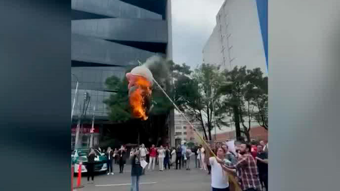 SCJN y la CJF condenan quema de piñata con imagen de AMLO en protestas por fideicomisos