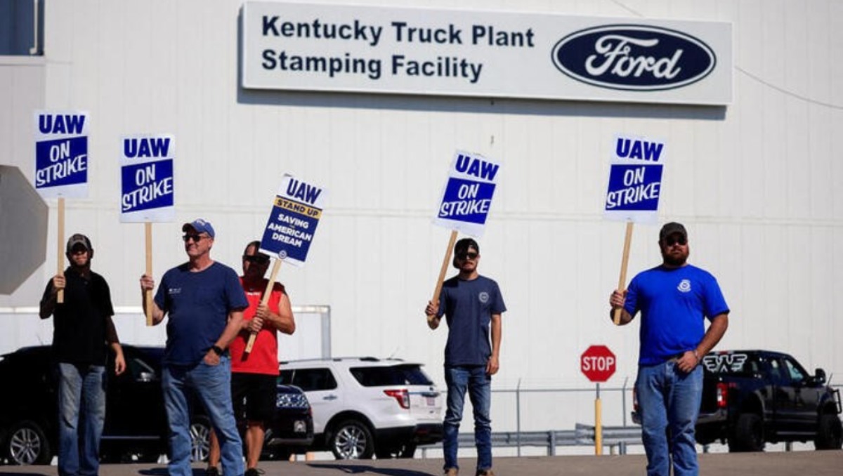 Sindicato UAW se manifiestan afuera de planta de ensamblaje de camiones de Ford, en Louisville, Kentucky, EU. Octubre 2023. Foto: Reuters