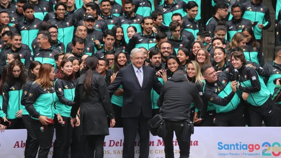 AMLO abanderó a la delegación que competirá en Juegos Panamericanos