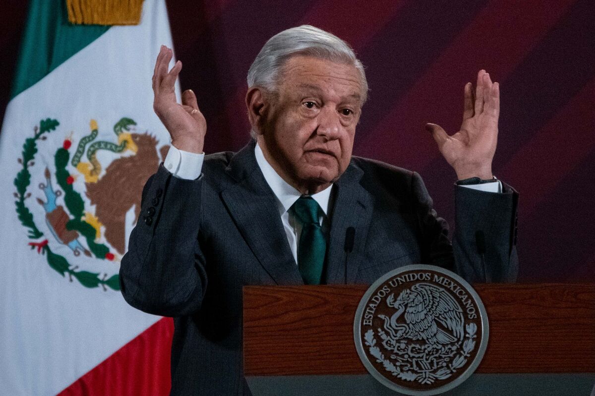 AMLO: "Bajarle el sueldo a los de arriba y subirlo a los de abajo". | Foto: Cuartoscuro.