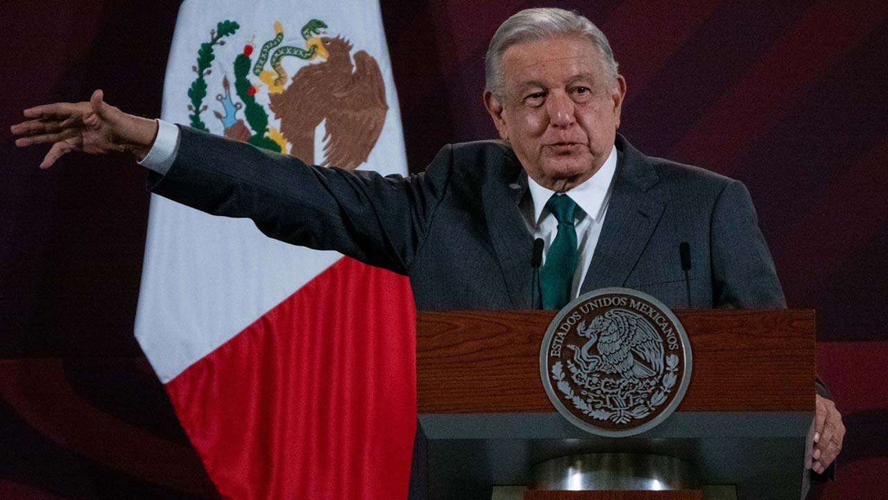 AMLO minimiza quema de piñata de Amlito: “no me importa nada”