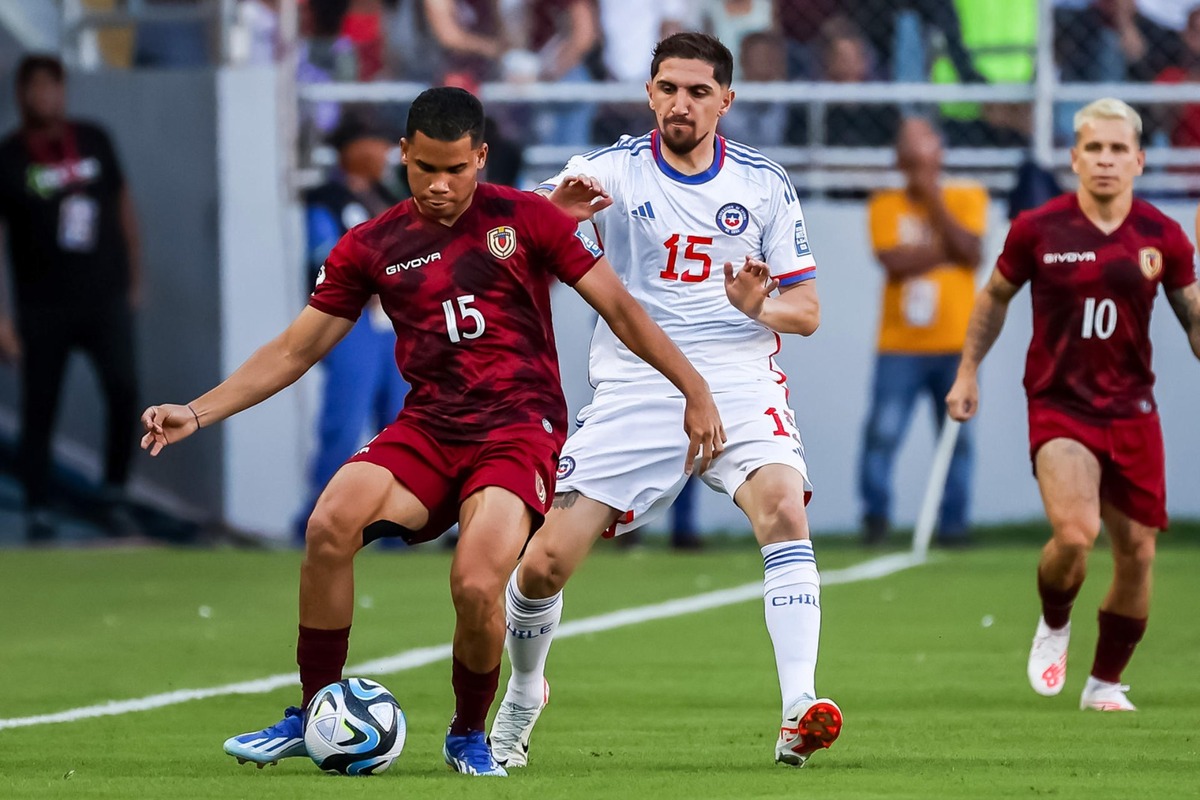 Diego Valdés se lesiona en partido entre Chile y Venezuela (EFE)