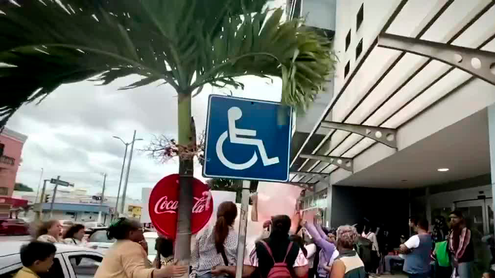 Padres protestan en el hospital de alta especialidad en Veracruz