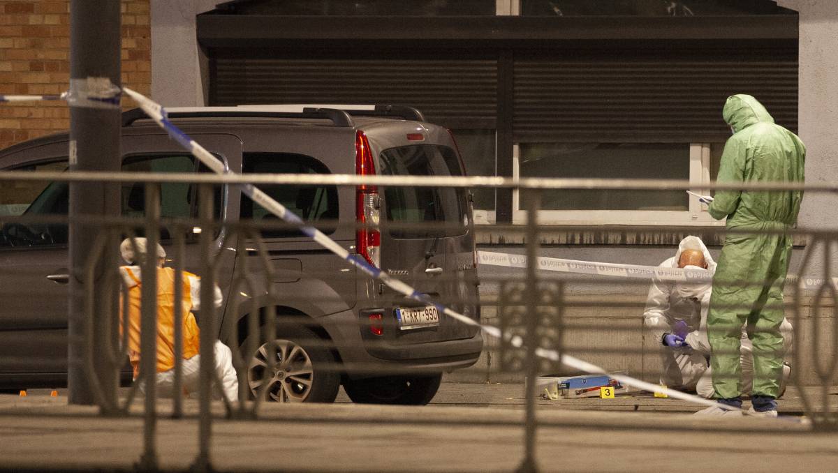 Policía e inspectores trabajan en el lugar de un tiroteo en el centro de Bruselas | AP